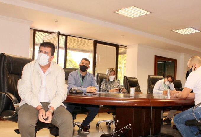Gobernador de Risaralda, Víctor Manuel Tamayo, con autoridades de salud