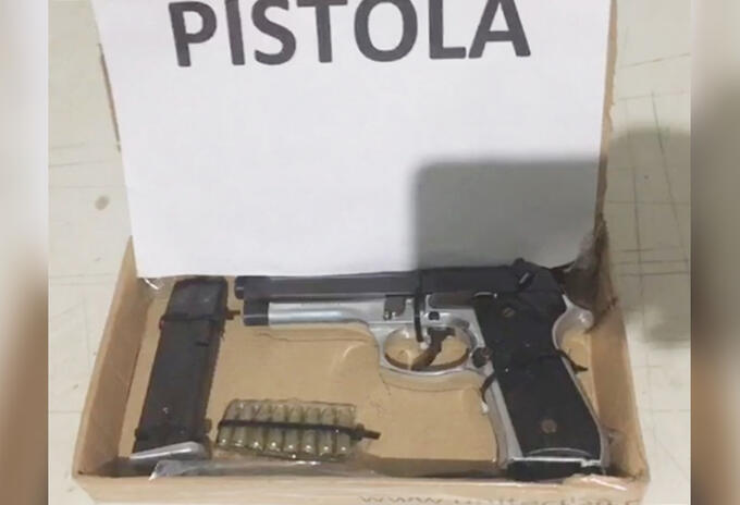 La adolescente se presentó con un arma de fuego.