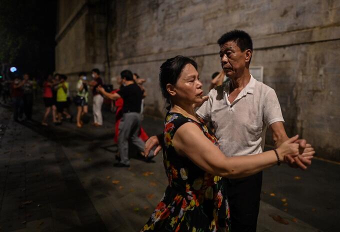 En el epicentro de la pandemia, los habitantes de Wuhan abandonan el tapabocas