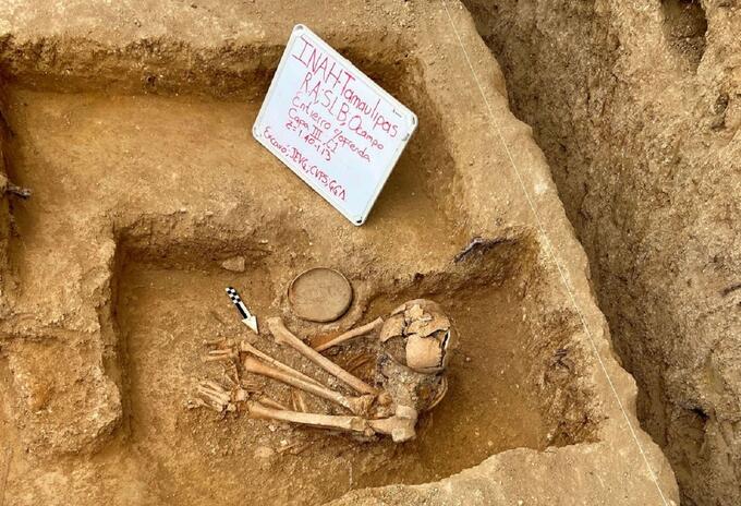 Entierro humano prehispánico completo en el área cultural del Suroeste de Tamaulipas