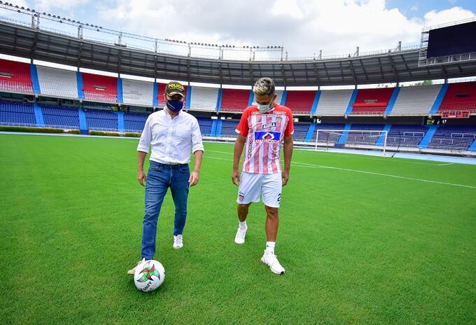 El alcalde y Teo probaron la cancha.
