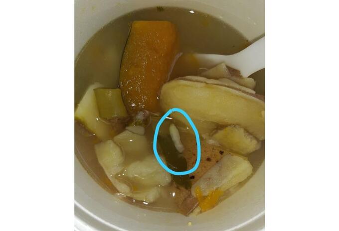 Comida con gusanos que estarían consumiendo los reclusos de El Pedregal y La Paz. Comida con gusanos que estarían consumiendo los reclusos de El Pedregal y La Paz.
