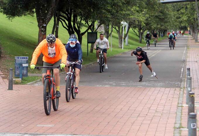 Nueva normalidad en Bogotá / Deportistas con tapabocas en parques de Bogotá