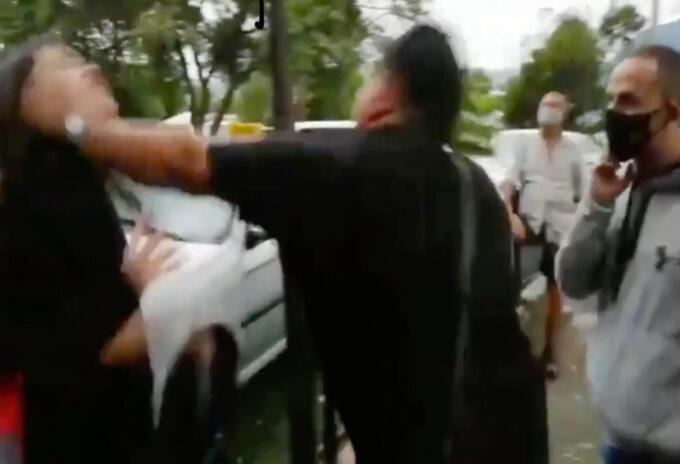 Inadaptado golpeó en el rostro a una mujer en medio de una marcha