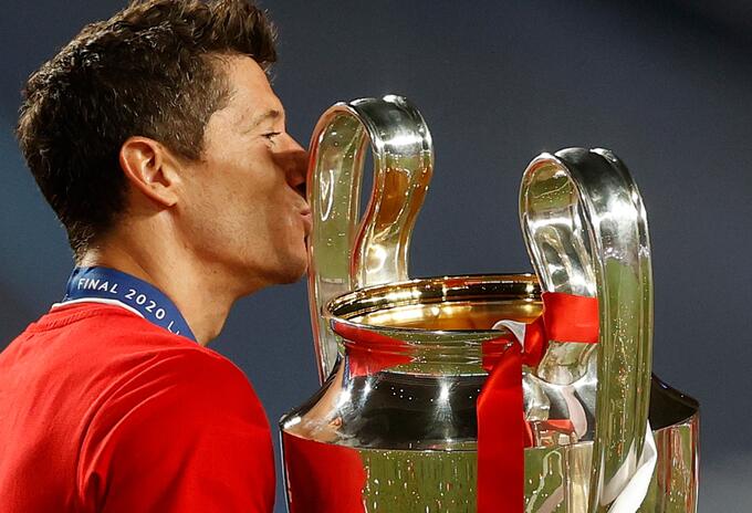 Robert Lewandowski besa copa de la Champions League 2020 Robert Lewandowski besa copa de la Champions League 2020