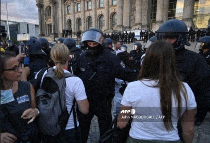 Protestas en Europa por uso de mascarilla