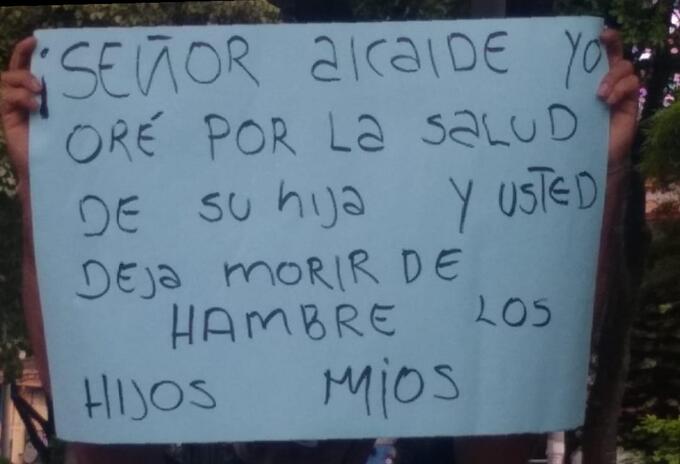 “Señor alcalde oré por la salud de su hija y usted me deja morir de hambre”: venteros ambulantes de Medellín