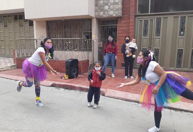 Profesoras en Ipiales, Nariño, llevando la clase a la puerta de la casa