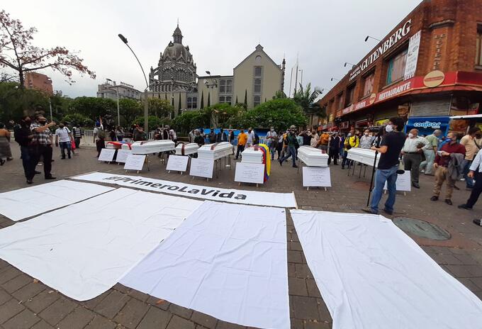 Entierro colectivo en la Plaza Botero en Medellín.