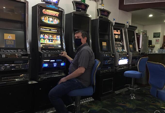 Los casinos deberán limpiar las máquinas y mesas siempre que cada jugador las use.