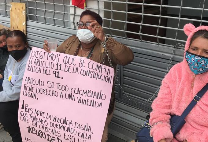 Víctimas del conflicto armado encadenadas en Minvivienda
