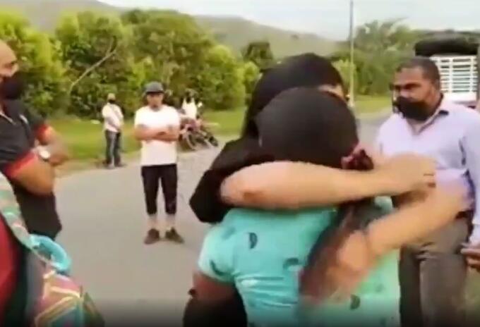 Abrazo de hermana de Juliana Giraldo y madre del soldado que mató a Juliana