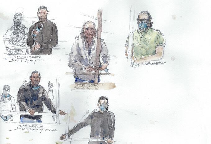 Boceto de la sala del tribunal que muestra a cinco de los 14 acusados por el atentado a Charlie Hebdo.