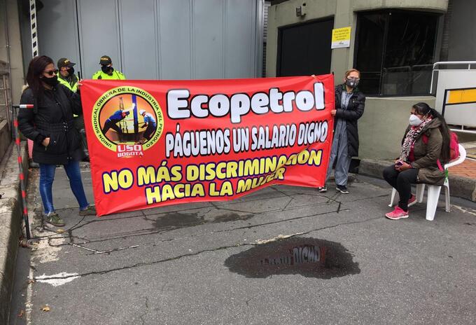 Señoras del aseo y los tinto de Ecopetrol ganan menos de un salario mínimo.