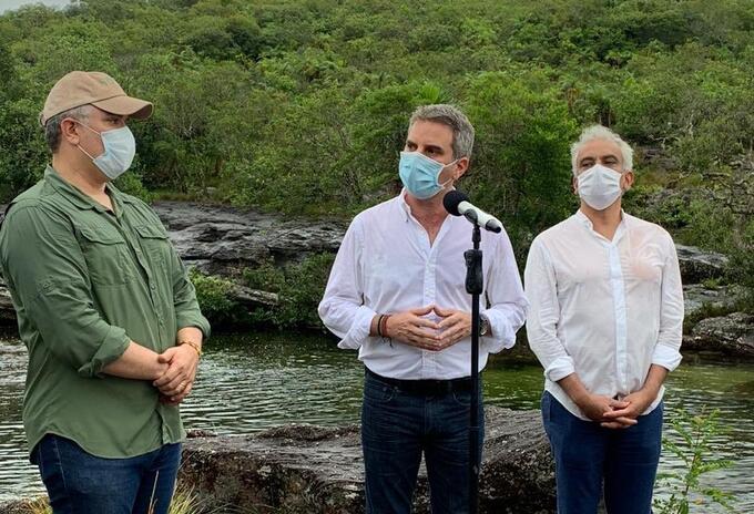 Nuevo ministro de Ambiente, Carlos Correa (centro)