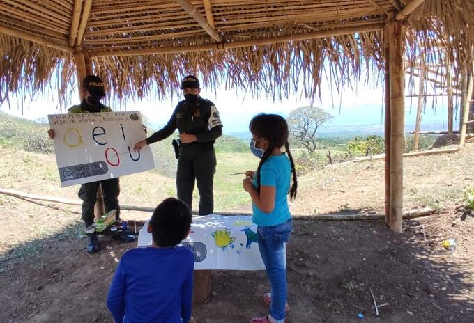 Policías en Neiva dictan clases a niños durante la cuarentena