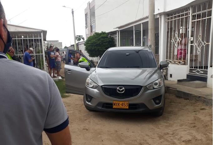 La víctima recibió los disparos en su vehículo.