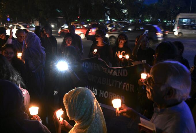 Velatón en India en rechazo por abuso sexuales a mujeres