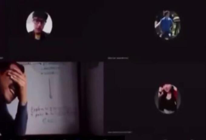 Joven descubierto en la cama en clase virtual