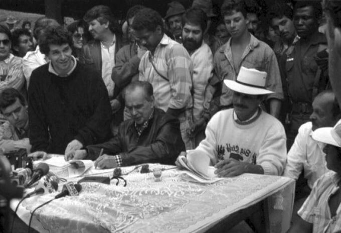 En las montañas del Cauca, el M19 firmó un acuerdo de paz con el gobierno nacional el 9 de marzo de 1990.