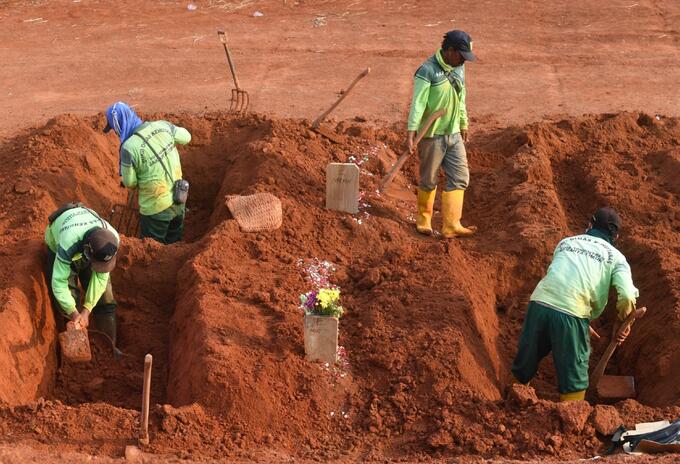 Tumbas para muertos por coronavirus en Indonesia