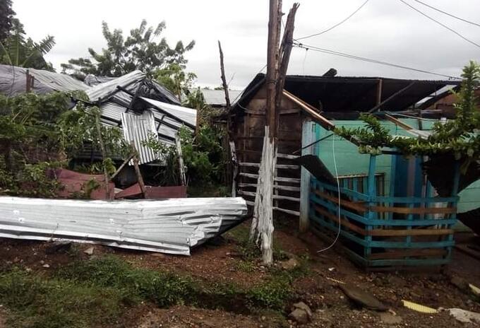 El vendaval estuvo acompañado con tormentas eléctricas.