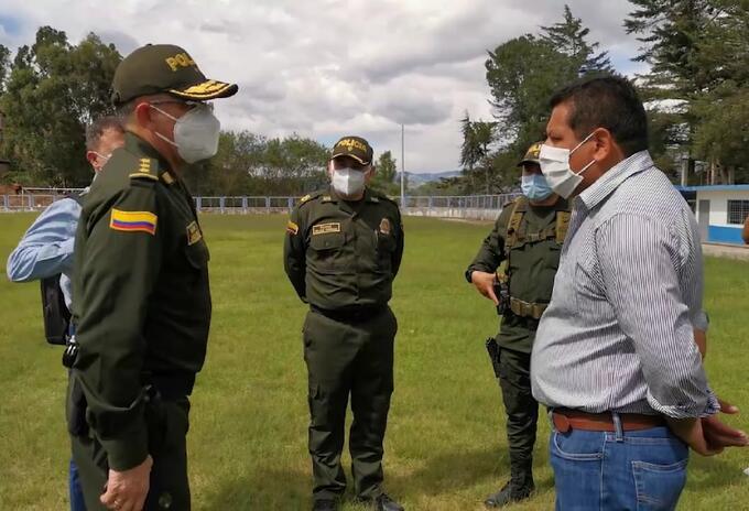 El General Vargas y el Alcalde de Buesaco dialogan previo a Consejo de Seguridad.