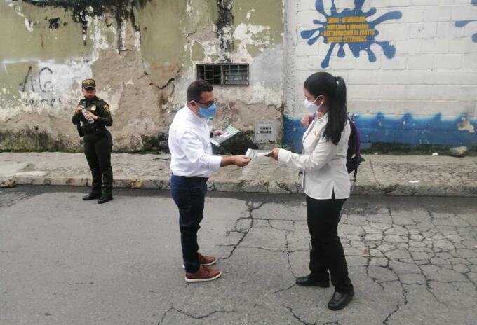 Entrega de volantes en el suroccidente de Medellín.