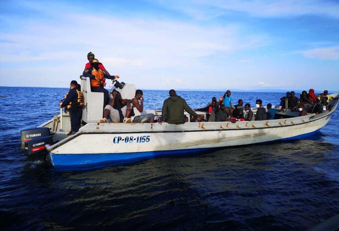 Momento del rescate de los migrantes en el Golfo de Urabá.