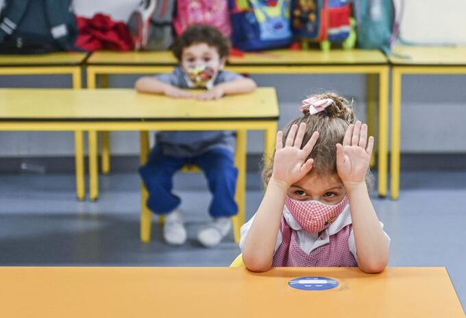 Niña y niño en el colegio