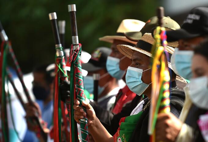 Líder indígena Hermes Pete durante ceremonia de la minga, en Cali.