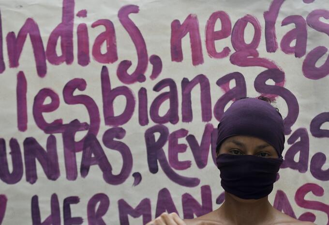 Una mujer feminista participa en el Desfile del Orgullo Gay en Cali.