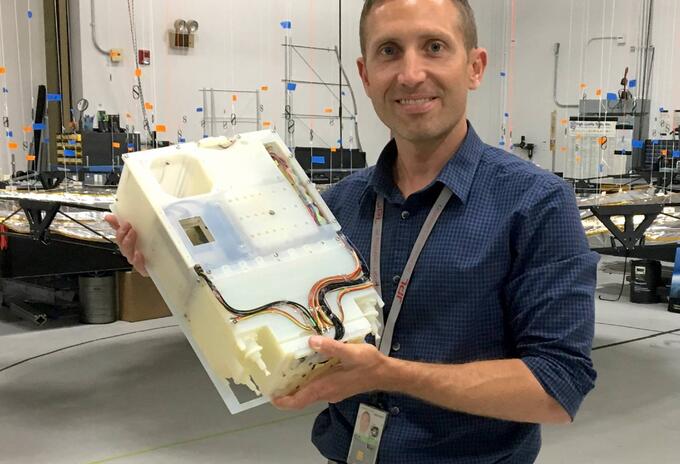 Co-autor de un estudio que encuentra agua en la Luna.
