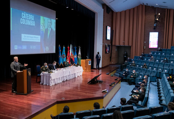 Duque con estudiantes