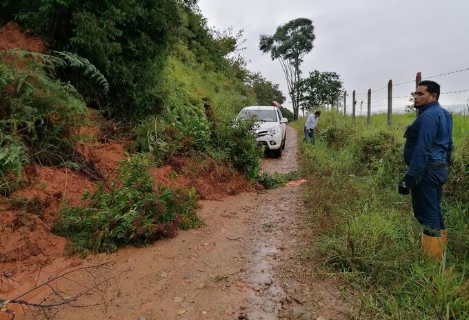 Las vías quedaron obstruídas por el lodo y la tierra.