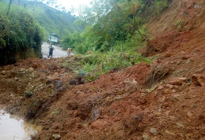 Las vías rurales quedaron taponadas por los derrumbes.