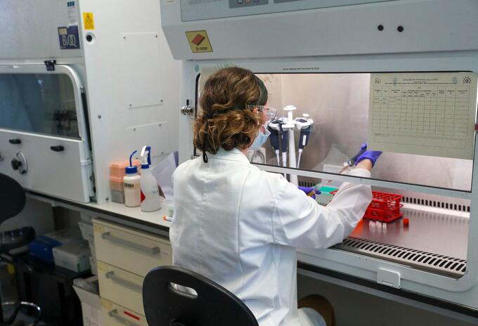 Científica trabaja en la vacuna de Oxford Científica trabaja en la vacuna de Oxford