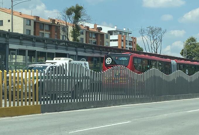 ESTACIÓN DE TRANSMILENIO DE LA CALLE 85 ESTACIÓN DE TRANSMILENIO DE LA CALLE 85