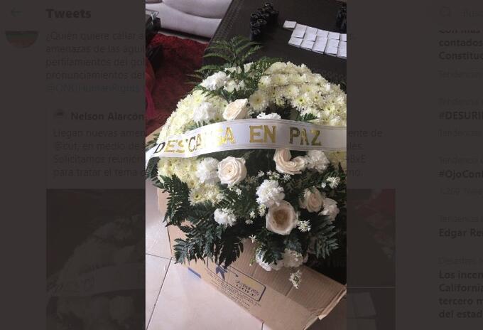 Directivos de Fecode recibieron esta corona de flores en señal de amenaza