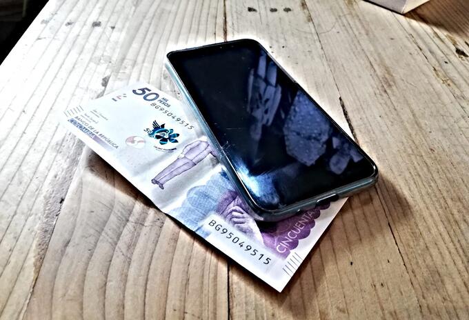 Billete y celular