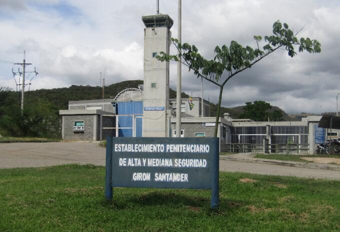 Las autoridades de salud mantienen cerco epidemiológico con familiares de internos.