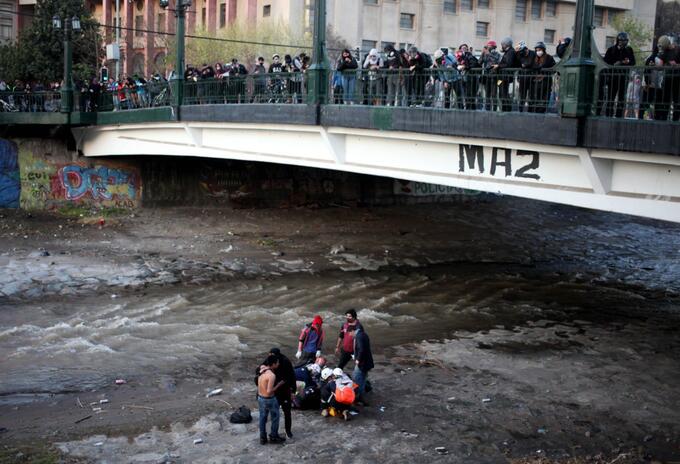 Policía chileno lanza a joven desde puente Policía chileno lanza a joven desde puente