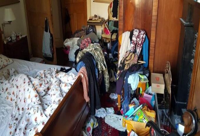 El extraño concurso de la habitación más sucia y desordenada.