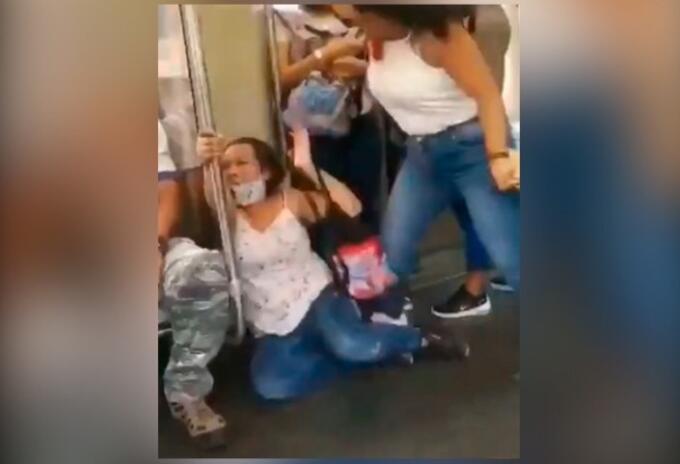 Con puños y patadas se observa la agresión en el sistema masivo.