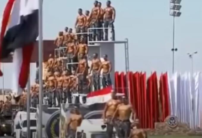 Desfile policial egipcio