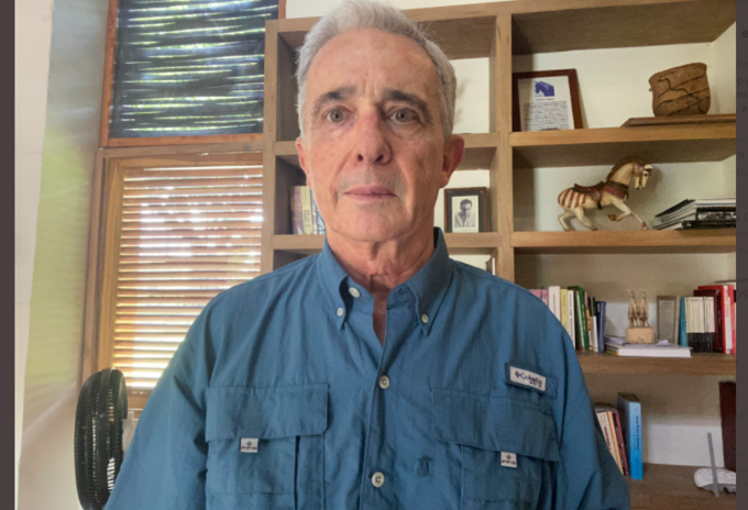 Expresidente Álvaro Uribe cuando estaba en detención domiciliaria Expresidente Álvaro Uribe en detención domiciliaria