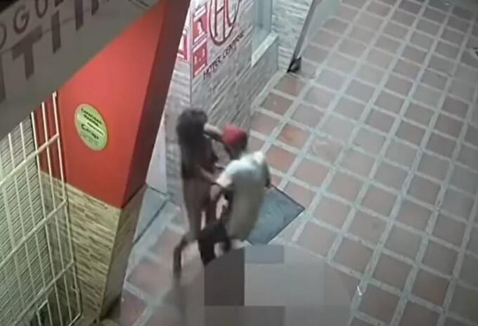 Hombre abusa sexualmente de una indigente en plena calle en la Ciénaga, Magdalena.