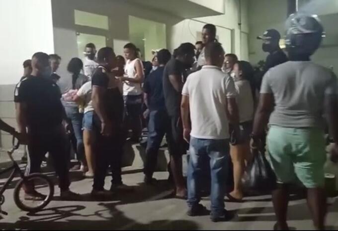 Sus allegados en las afueras del hospital.