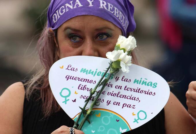 Plantón de mujeres en Bogotá contra abuso policial