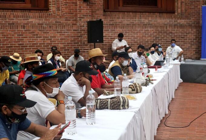 Minga indígena reunida con el Gobierno